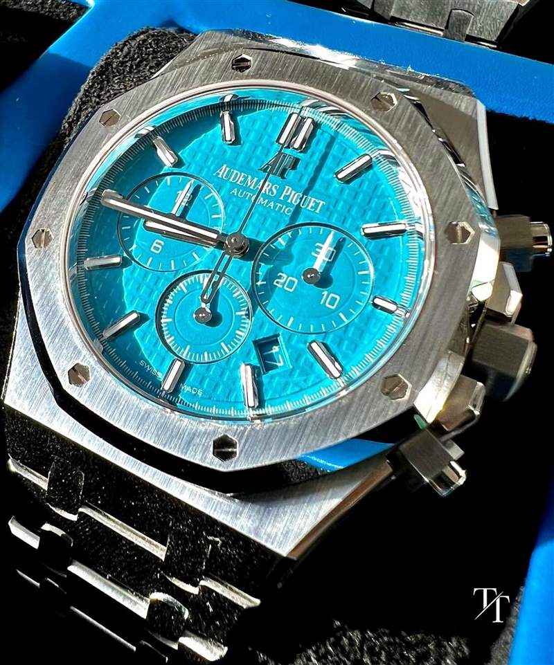 從面盤格局可以看出手表搭載的是RO系列計(jì)時(shí)碼表較傳統(tǒng)的2385機(jī)芯,一樣的功能換成TIFFANY藍(lán)面讓人感到耳目一新。 (Source:timeandtonic) 比PPxTIFFANY 5711更稀有!AP皇家橡樹綠松隱藏版手表全球限量5只-復(fù)刻表