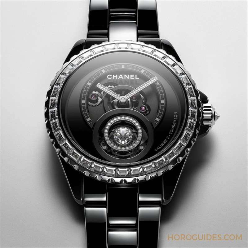 因為香奈兒CHANEL第五枚自制機芯Caliber 5，陀飛輪的運行開始發光｜J12鉆石陀飛輪腕表-復刻表