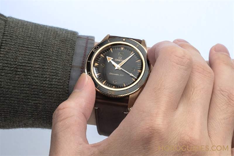 歐米茄第一只青銅表！Seamaster 300 Bronze Gold專利青銅金-復刻表