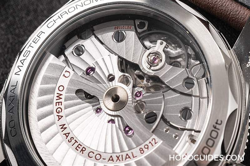 歐米茄第一只青銅表！Seamaster 300 Bronze Gold專利青銅金-復刻表