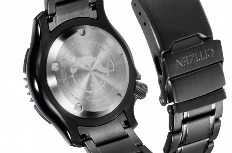 不要以為只有表面吸引,事實(shí)上表背同樣有故事! 你會(huì)見到表底蓋上刻有 超級(jí)鈦?技術(shù)50周年亞洲限量版|型格黑魂CITIZEN PROMASTER 200M潛水機(jī)械腕表-復(fù)刻表