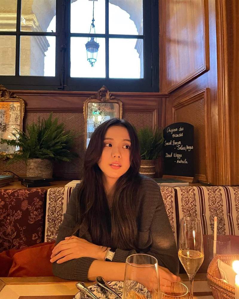 Jisoo私服珠寶手表造型特搜！「卡地亞Tank表、LOVE戒指」打造都會(huì)個(gè)性范本-復(fù)刻表