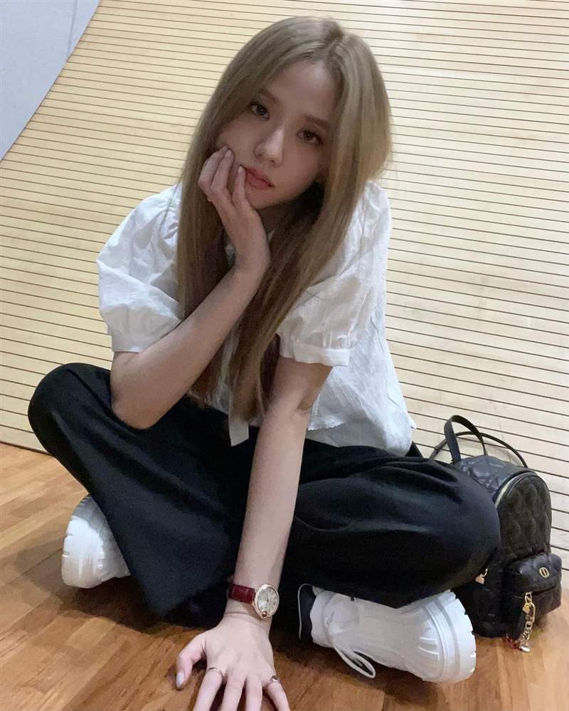 Jisoo私服珠寶手表造型特搜！「卡地亞Tank表、LOVE戒指」打造都會(huì)個(gè)性范本-復(fù)刻表