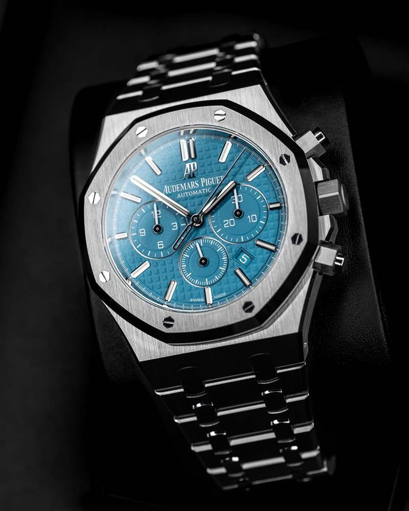 不銹鋼表殼搭配綠松石色面盤,這樣的組合讓人想以2021年底的PP爆款,不過這款A(yù)P隱藏版限量數(shù)更少,全球僅5只。 (Source:Platinum Times Co.) 比PPxTIFFANY 5711更稀有!AP皇家橡樹綠松隱藏版手表全球限量5只-復(fù)刻表