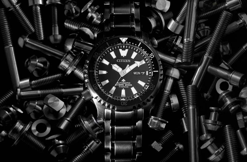 來到2020年,CITIZEN為了慶祝在過去50年中為開拓鈦金屬而展開的旅程,所以推 超級(jí)鈦?技術(shù)50周年亞洲限量版|型格黑魂CITIZEN PROMASTER 200M潛水機(jī)械腕表-復(fù)刻表