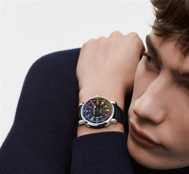 參考售價(jià):HK$ 281,000(LOUIS VUITTON) LV鋼殼手表二連發(fā)招牌翻轉(zhuǎn)數(shù)字方塊創(chuàng)新吸睛銀灰、彩色應(yīng)百客-復(fù)刻表