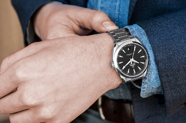 看電影喬治克魯尼試圖阻止他女兒的婚禮穿著歐米茄海馬Aqua Terra在“天堂門票”中-復(fù)刻表