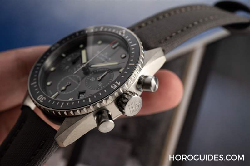 18K紅金藍面、23級鈦灰面,Blancpain五十噚深潛器飛返計時碼表兩款延伸新作-復刻表